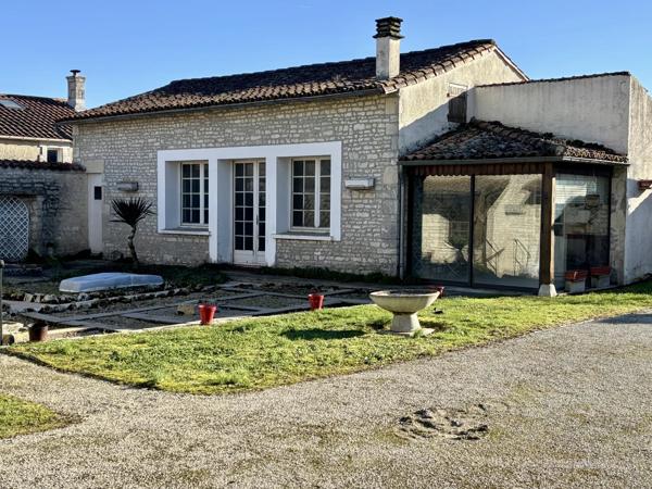 Grande maison de village de caractère avec deux autres propriétés, des dépendances et un jardin clos.