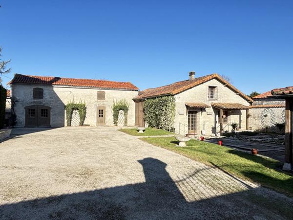 Grande maison de village de caractère avec deux autres propriétés, des dépendances et un jardin clos.
