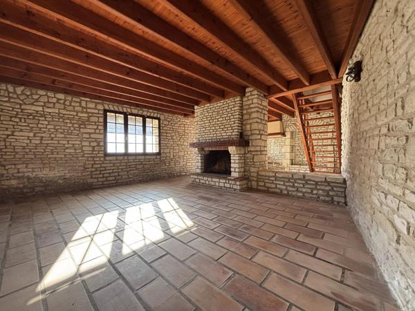 Grande maison de village de caractère avec deux autres propriétés, des dépendances et un jardin clos.