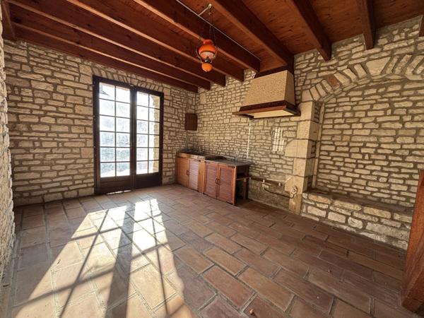 Grande maison de village de caractère avec deux autres propriétés, des dépendances et un jardin clos.