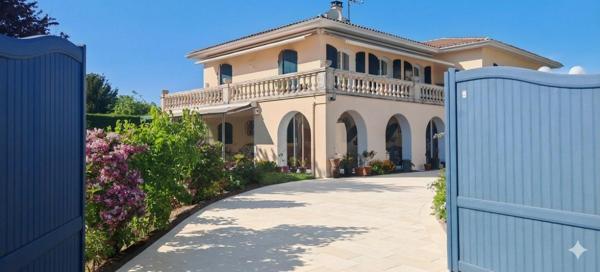 Maison à Saintes, 17100 - 10 pièces 217m²