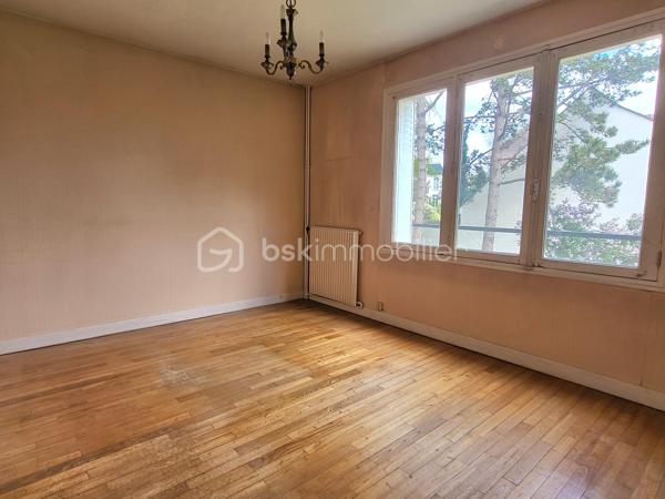 Sans vis à vis, secteur promenade de la Dhuis,  Résidence sécurisée trés verdoyante, venez découvrir ce charmant et vaste** 3 piéces de 70M2**.
Au 1er étage, d'une petite résidence trés calme, appartement **Traversant et lumineux**, nous arrivons sur une belle entrée, qui dessert toutes les piéces.
Le **Salon exposé Sud**, donne sur un large balcon avec une **vue trés agréable sur le jardin**. La cuisine meublée et équipée donne sur **un balcon/loggia**. Nous avons également 2 belles chambres, une salle de bains, et un WC séparé, jolie parquet. Une grande **cave saine **complète ce bien.
Beaucoup de charme pour cet appartement bien agencé, petits rafraichissements à prévoir. Bonne rentabilité si investisseurs !
Proche gare 15', quartier du plateau tt prés cafés, commerces, écoles.
A voir trés trés vite !