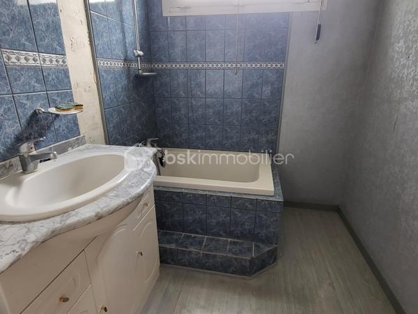 Sans vis à vis, secteur promenade de la Dhuis,  Résidence sécurisée trés verdoyante, venez découvrir ce charmant et vaste** 3 piéces de 70M2**.
Au 1er étage, d'une petite résidence trés calme, appartement **Traversant et lumineux**, nous arrivons sur une belle entrée, qui dessert toutes les piéces.
Le **Salon exposé Sud**, donne sur un large balcon avec une **vue trés agréable sur le jardin**. La cuisine meublée et équipée donne sur **un balcon/loggia**. Nous avons également 2 belles chambres, une salle de bains, et un WC séparé, jolie parquet. Une grande **cave saine **complète ce bien.
Beaucoup de charme pour cet appartement bien agencé, petits rafraichissements à prévoir. Bonne rentabilité si investisseurs !
Proche gare 15', quartier du plateau tt prés cafés, commerces, écoles.
A voir trés trés vite !