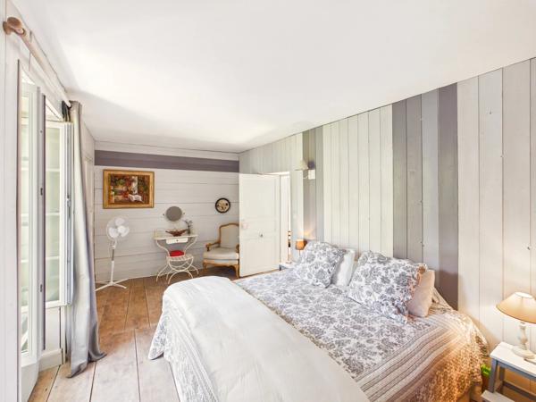 Maison rénovée en gardant tous les élements de l'époque, et commerces à pied!