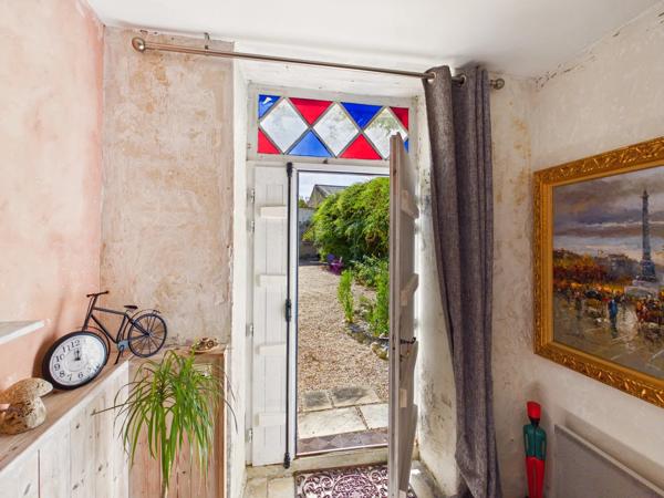 Maison rénovée en gardant tous les élements de l'époque, et commerces à pied!