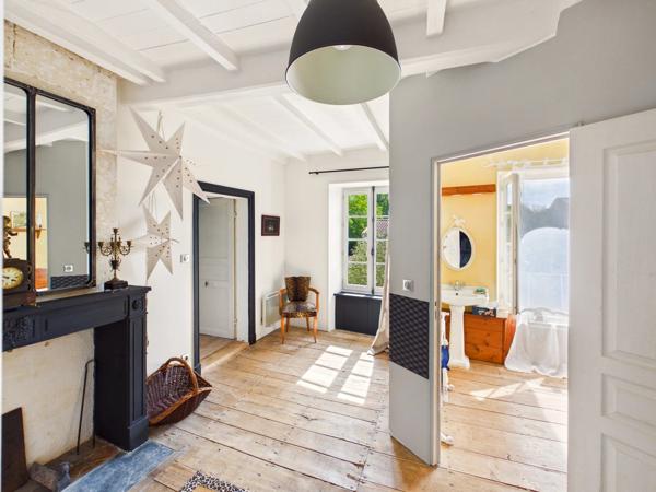 Maison rénovée en gardant tous les élements de l'époque, et commerces à pied!