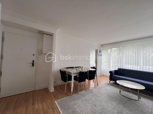 Situé dans un quartier paisible, de Morsang Sur Orge, cet appartement a entièrement été refait à neuf, il est situé au dernier étage d'un immeuble sur 4 niveaux, son séjour vous séduira par son ambiance lumineuse et moderne. L'appartement dispose de trois chambres, idéales pour une famille, une cuisine indépendante aménagée et équipée, d'un balcon offrant une vue dégagée, ainsi qu'une salle d'eau, WC séparés. A proximité des transports (tram + RER C), écoles, et commerces, Ne tardez pas, renseignements et visites 7jrs / 7 jrs.