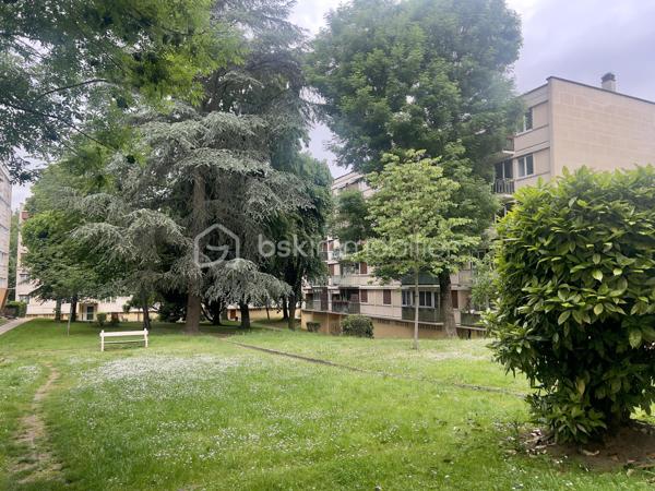 Situé dans un quartier paisible, de Morsang Sur Orge, cet appartement a entièrement été refait à neuf, il est situé au dernier étage d'un immeuble sur 4 niveaux, son séjour vous séduira par son ambiance lumineuse et moderne. L'appartement dispose de trois chambres, idéales pour une famille, une cuisine indépendante aménagée et équipée, d'un balcon offrant une vue dégagée, ainsi qu'une salle d'eau, WC séparés. A proximité des transports (tram + RER C), écoles, et commerces, Ne tardez pas, renseignements et visites 7jrs / 7 jrs.