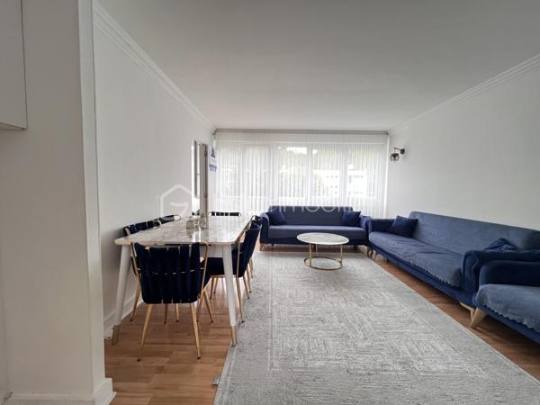 Situé dans un quartier paisible, de Morsang Sur Orge, cet appartement a entièrement été refait à neuf, il est situé au dernier étage d'un immeuble sur 4 niveaux, son séjour vous séduira par son ambiance lumineuse et moderne. L'appartement dispose de trois chambres, idéales pour une famille, une cuisine indépendante aménagée et équipée, d'un balcon offrant une vue dégagée, ainsi qu'une salle d'eau, WC séparés. A proximité des transports (tram + RER C), écoles, et commerces, Ne tardez pas, renseignements et visites 7jrs / 7 jrs.