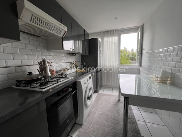 Situé dans un quartier paisible, de Morsang Sur Orge, cet appartement a entièrement été refait à neuf, il est situé au dernier étage d'un immeuble sur 4 niveaux, son séjour vous séduira par son ambiance lumineuse et moderne. L'appartement dispose de trois chambres, idéales pour une famille, une cuisine indépendante aménagée et équipée, d'un balcon offrant une vue dégagée, ainsi qu'une salle d'eau, WC séparés. A proximité des transports (tram + RER C), écoles, et commerces, Ne tardez pas, renseignements et visites 7jrs / 7 jrs.