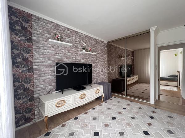 Situé dans un quartier paisible, de Morsang Sur Orge, cet appartement a entièrement été refait à neuf, il est situé au dernier étage d'un immeuble sur 4 niveaux, son séjour vous séduira par son ambiance lumineuse et moderne. L'appartement dispose de trois chambres, idéales pour une famille, une cuisine indépendante aménagée et équipée, d'un balcon offrant une vue dégagée, ainsi qu'une salle d'eau, WC séparés. A proximité des transports (tram + RER C), écoles, et commerces, Ne tardez pas, renseignements et visites 7jrs / 7 jrs.