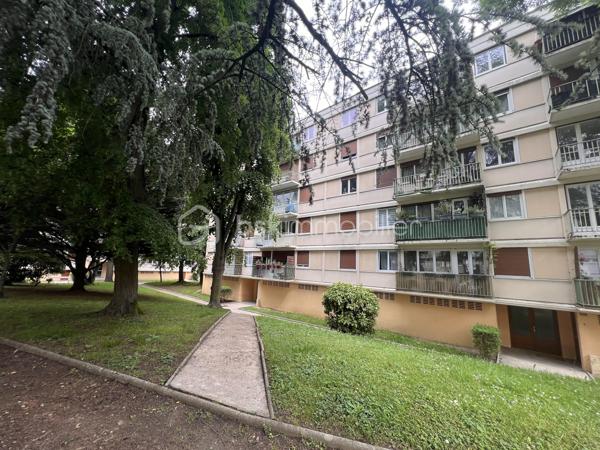 Situé dans un quartier paisible, de Morsang Sur Orge, cet appartement a entièrement été refait à neuf, il est situé au dernier étage d'un immeuble sur 4 niveaux, son séjour vous séduira par son ambiance lumineuse et moderne. L'appartement dispose de trois chambres, idéales pour une famille, une cuisine indépendante aménagée et équipée, d'un balcon offrant une vue dégagée, ainsi qu'une salle d'eau, WC séparés. A proximité des transports (tram + RER C), écoles, et commerces, Ne tardez pas, renseignements et visites 7jrs / 7 jrs.