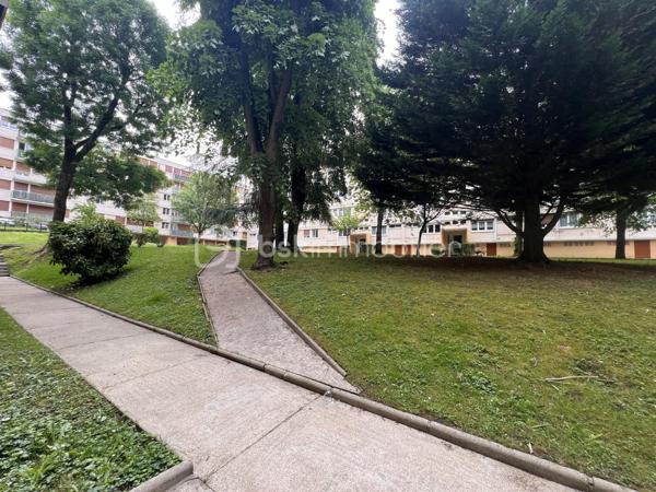 Situé dans un quartier paisible, de Morsang Sur Orge, cet appartement a entièrement été refait à neuf, il est situé au dernier étage d'un immeuble sur 4 niveaux, son séjour vous séduira par son ambiance lumineuse et moderne. L'appartement dispose de trois chambres, idéales pour une famille, une cuisine indépendante aménagée et équipée, d'un balcon offrant une vue dégagée, ainsi qu'une salle d'eau, WC séparés. A proximité des transports (tram + RER C), écoles, et commerces, Ne tardez pas, renseignements et visites 7jrs / 7 jrs.