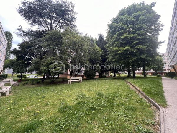 Situé dans un quartier paisible, de Morsang Sur Orge, cet appartement a entièrement été refait à neuf, il est situé au dernier étage d'un immeuble sur 4 niveaux, son séjour vous séduira par son ambiance lumineuse et moderne. L'appartement dispose de trois chambres, idéales pour une famille, une cuisine indépendante aménagée et équipée, d'un balcon offrant une vue dégagée, ainsi qu'une salle d'eau, WC séparés. A proximité des transports (tram + RER C), écoles, et commerces, Ne tardez pas, renseignements et visites 7jrs / 7 jrs.