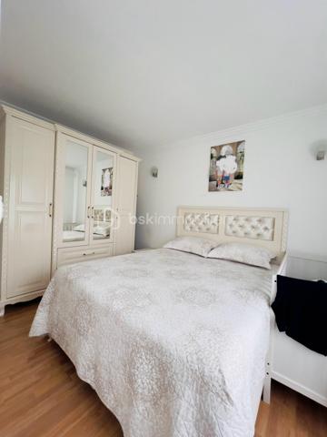 Situé dans un quartier paisible, de Morsang Sur Orge, cet appartement a entièrement été refait à neuf, il est situé au dernier étage d'un immeuble sur 4 niveaux, son séjour vous séduira par son ambiance lumineuse et moderne. L'appartement dispose de trois chambres, idéales pour une famille, une cuisine indépendante aménagée et équipée, d'un balcon offrant une vue dégagée, ainsi qu'une salle d'eau, WC séparés. A proximité des transports (tram + RER C), écoles, et commerces, Ne tardez pas, renseignements et visites 7jrs / 7 jrs.