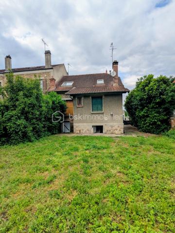 Maison de caractère construite en 1920, idéalement située en centre-ville dans un quartier pavillonnaire calme et recherché. Édifiée sur un terrain de 291 m², cette maison d’environ 85 m² habitables se développe sur deux niveaux et offre de beaux volumes avec six pièces, dont quatre chambres.

Le bien dispose également d’un sous-sol total, offrant de nombreuses possibilités de rangement, d’aménagement ou d’espace atelier. À l’extérieur, le jardin permet d’envisager la construction d’un box au fond de la parcelle.

Vous apprécierez son emplacement privilégié, proche des commerces, des écoles et des transports. Les lignes de bus sont accessibles rapidement et la gare RER D se situe à seulement deux arrêts.

Équipée d’un chauffage central au gaz, cette maison séduira les acquéreurs à la recherche d’un bien avec du potentiel. Des travaux sont à prévoir, laissant la possibilité de repenser les espaces selon vos envies.

Une belle opportunité pour une résidence principale familiale ou un projet d’investissement.
Prix : 243 000 €.


En partant sur un achat à 243 000 € avec environ 80 000 € de budget complémentaire (apport + travaux), voici une estimation réaliste pour vous donner une idée du projet.

Hypothèse de financement
Prix du bien : 243 000 €
Frais de notaire estimés : environ 18 000 €
Travaux estimés : environ 40 000 € à 50 000 €
Apport personnel : 80 000 €
Montant total du projet : environ 305 000 € à 315 000 €
Montant du prêt estimé : environ 225 000 € à 235 000 €

Estimation des mensualités
Sur une durée de 20 ans avec un taux autour de 3,7 % :

Mensualité estimée : environ 1 350 € à 1 450 € par mois assurance comprise.
Sur 25 ans :

Mensualité estimée : environ 1 150 € à 1 250 € par mois.
Estimation du loyer possible
Après rénovation, pour une maison de 85 m² avec 4 chambres dans un secteur proche RER D :

Loyer estimé en location familiale : environ 1 600 € à 1 900 € par mois.
En colocation selon la ville et l’état final : potentiel plus élevé.
Rentabilité approximative
Avec un loyer de 1 750 € :

Revenus annuels : environ 21 000 €
Rentabilité brute estimée : autour de 6 % à 7 % selon le coût final des travaux.
Le projet peut devenir intéressant si les travaux sont bien maîtrisés, surtout avec le potentiel du sous-sol total et la possibilité de construire un box.
