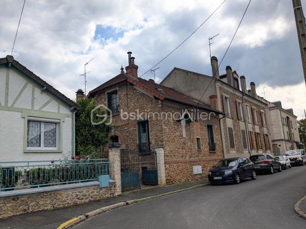 Maison de caractère construite en 1920, idéalement située en centre-ville dans un quartier pavillonnaire calme et recherché. Édifiée sur un terrain de 291 m², cette maison d’environ 85 m² habitables se développe sur deux niveaux et offre de beaux volumes avec six pièces, dont quatre chambres.

Le bien dispose également d’un sous-sol total, offrant de nombreuses possibilités de rangement, d’aménagement ou d’espace atelier. À l’extérieur, le jardin permet d’envisager la construction d’un box au fond de la parcelle.

Vous apprécierez son emplacement privilégié, proche des commerces, des écoles et des transports. Les lignes de bus sont accessibles rapidement et la gare RER D se situe à seulement deux arrêts.

Équipée d’un chauffage central au gaz, cette maison séduira les acquéreurs à la recherche d’un bien avec du potentiel. Des travaux sont à prévoir, laissant la possibilité de repenser les espaces selon vos envies.

Une belle opportunité pour une résidence principale familiale ou un projet d’investissement.
Prix : 243 000 €.


En partant sur un achat à 243 000 € avec environ 80 000 € de budget complémentaire (apport + travaux), voici une estimation réaliste pour vous donner une idée du projet.

Hypothèse de financement
Prix du bien : 243 000 €
Frais de notaire estimés : environ 18 000 €
Travaux estimés : environ 40 000 € à 50 000 €
Apport personnel : 80 000 €
Montant total du projet : environ 305 000 € à 315 000 €
Montant du prêt estimé : environ 225 000 € à 235 000 €

Estimation des mensualités
Sur une durée de 20 ans avec un taux autour de 3,7 % :

Mensualité estimée : environ 1 350 € à 1 450 € par mois assurance comprise.
Sur 25 ans :

Mensualité estimée : environ 1 150 € à 1 250 € par mois.
Estimation du loyer possible
Après rénovation, pour une maison de 85 m² avec 4 chambres dans un secteur proche RER D :

Loyer estimé en location familiale : environ 1 600 € à 1 900 € par mois.
En colocation selon la ville et l’état final : potentiel plus élevé.
Rentabilité approximative
Avec un loyer de 1 750 € :

Revenus annuels : environ 21 000 €
Rentabilité brute estimée : autour de 6 % à 7 % selon le coût final des travaux.
Le projet peut devenir intéressant si les travaux sont bien maîtrisés, surtout avec le potentiel du sous-sol total et la possibilité de construire un box.