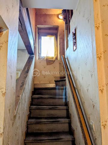 Maison de caractère construite en 1920, idéalement située en centre-ville dans un quartier pavillonnaire calme et recherché. Édifiée sur un terrain de 291 m², cette maison d’environ 85 m² habitables se développe sur deux niveaux et offre de beaux volumes avec six pièces, dont quatre chambres.

Le bien dispose également d’un sous-sol total, offrant de nombreuses possibilités de rangement, d’aménagement ou d’espace atelier. À l’extérieur, le jardin permet d’envisager la construction d’un box au fond de la parcelle.

Vous apprécierez son emplacement privilégié, proche des commerces, des écoles et des transports. Les lignes de bus sont accessibles rapidement et la gare RER D se situe à seulement deux arrêts.

Équipée d’un chauffage central au gaz, cette maison séduira les acquéreurs à la recherche d’un bien avec du potentiel. Des travaux sont à prévoir, laissant la possibilité de repenser les espaces selon vos envies.

Une belle opportunité pour une résidence principale familiale ou un projet d’investissement.
Prix : 243 000 €.


En partant sur un achat à 243 000 € avec environ 80 000 € de budget complémentaire (apport + travaux), voici une estimation réaliste pour vous donner une idée du projet.

Hypothèse de financement
Prix du bien : 243 000 €
Frais de notaire estimés : environ 18 000 €
Travaux estimés : environ 40 000 € à 50 000 €
Apport personnel : 80 000 €
Montant total du projet : environ 305 000 € à 315 000 €
Montant du prêt estimé : environ 225 000 € à 235 000 €

Estimation des mensualités
Sur une durée de 20 ans avec un taux autour de 3,7 % :

Mensualité estimée : environ 1 350 € à 1 450 € par mois assurance comprise.
Sur 25 ans :

Mensualité estimée : environ 1 150 € à 1 250 € par mois.
Estimation du loyer possible
Après rénovation, pour une maison de 85 m² avec 4 chambres dans un secteur proche RER D :

Loyer estimé en location familiale : environ 1 600 € à 1 900 € par mois.
En colocation selon la ville et l’état final : potentiel plus élevé.
Rentabilité approximative
Avec un loyer de 1 750 € :

Revenus annuels : environ 21 000 €
Rentabilité brute estimée : autour de 6 % à 7 % selon le coût final des travaux.
Le projet peut devenir intéressant si les travaux sont bien maîtrisés, surtout avec le potentiel du sous-sol total et la possibilité de construire un box.