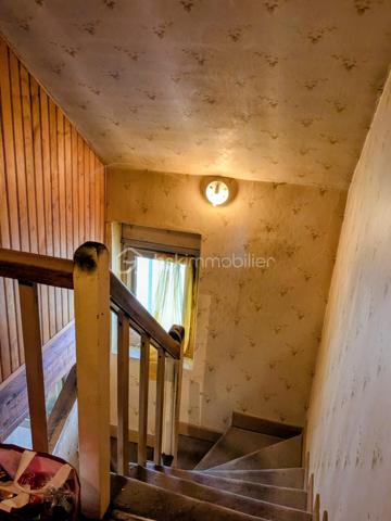 Maison de caractère construite en 1920, idéalement située en centre-ville dans un quartier pavillonnaire calme et recherché. Édifiée sur un terrain de 291 m², cette maison d’environ 85 m² habitables se développe sur deux niveaux et offre de beaux volumes avec six pièces, dont quatre chambres.

Le bien dispose également d’un sous-sol total, offrant de nombreuses possibilités de rangement, d’aménagement ou d’espace atelier. À l’extérieur, le jardin permet d’envisager la construction d’un box au fond de la parcelle.

Vous apprécierez son emplacement privilégié, proche des commerces, des écoles et des transports. Les lignes de bus sont accessibles rapidement et la gare RER D se situe à seulement deux arrêts.

Équipée d’un chauffage central au gaz, cette maison séduira les acquéreurs à la recherche d’un bien avec du potentiel. Des travaux sont à prévoir, laissant la possibilité de repenser les espaces selon vos envies.

Une belle opportunité pour une résidence principale familiale ou un projet d’investissement.
Prix : 243 000 €.


En partant sur un achat à 243 000 € avec environ 80 000 € de budget complémentaire (apport + travaux), voici une estimation réaliste pour vous donner une idée du projet.

Hypothèse de financement
Prix du bien : 243 000 €
Frais de notaire estimés : environ 18 000 €
Travaux estimés : environ 40 000 € à 50 000 €
Apport personnel : 80 000 €
Montant total du projet : environ 305 000 € à 315 000 €
Montant du prêt estimé : environ 225 000 € à 235 000 €

Estimation des mensualités
Sur une durée de 20 ans avec un taux autour de 3,7 % :

Mensualité estimée : environ 1 350 € à 1 450 € par mois assurance comprise.
Sur 25 ans :

Mensualité estimée : environ 1 150 € à 1 250 € par mois.
Estimation du loyer possible
Après rénovation, pour une maison de 85 m² avec 4 chambres dans un secteur proche RER D :

Loyer estimé en location familiale : environ 1 600 € à 1 900 € par mois.
En colocation selon la ville et l’état final : potentiel plus élevé.
Rentabilité approximative
Avec un loyer de 1 750 € :

Revenus annuels : environ 21 000 €
Rentabilité brute estimée : autour de 6 % à 7 % selon le coût final des travaux.
Le projet peut devenir intéressant si les travaux sont bien maîtrisés, surtout avec le potentiel du sous-sol total et la possibilité de construire un box.