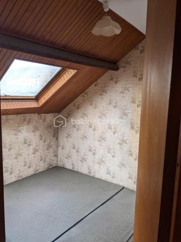 Maison de caractère construite en 1920, idéalement située en centre-ville dans un quartier pavillonnaire calme et recherché. Édifiée sur un terrain de 291 m², cette maison d’environ 85 m² habitables se développe sur deux niveaux et offre de beaux volumes avec six pièces, dont quatre chambres.

Le bien dispose également d’un sous-sol total, offrant de nombreuses possibilités de rangement, d’aménagement ou d’espace atelier. À l’extérieur, le jardin permet d’envisager la construction d’un box au fond de la parcelle.

Vous apprécierez son emplacement privilégié, proche des commerces, des écoles et des transports. Les lignes de bus sont accessibles rapidement et la gare RER D se situe à seulement deux arrêts.

Équipée d’un chauffage central au gaz, cette maison séduira les acquéreurs à la recherche d’un bien avec du potentiel. Des travaux sont à prévoir, laissant la possibilité de repenser les espaces selon vos envies.

Une belle opportunité pour une résidence principale familiale ou un projet d’investissement.
Prix : 243 000 €.


En partant sur un achat à 243 000 € avec environ 80 000 € de budget complémentaire (apport + travaux), voici une estimation réaliste pour vous donner une idée du projet.

Hypothèse de financement
Prix du bien : 243 000 €
Frais de notaire estimés : environ 18 000 €
Travaux estimés : environ 40 000 € à 50 000 €
Apport personnel : 80 000 €
Montant total du projet : environ 305 000 € à 315 000 €
Montant du prêt estimé : environ 225 000 € à 235 000 €

Estimation des mensualités
Sur une durée de 20 ans avec un taux autour de 3,7 % :

Mensualité estimée : environ 1 350 € à 1 450 € par mois assurance comprise.
Sur 25 ans :

Mensualité estimée : environ 1 150 € à 1 250 € par mois.
Estimation du loyer possible
Après rénovation, pour une maison de 85 m² avec 4 chambres dans un secteur proche RER D :

Loyer estimé en location familiale : environ 1 600 € à 1 900 € par mois.
En colocation selon la ville et l’état final : potentiel plus élevé.
Rentabilité approximative
Avec un loyer de 1 750 € :

Revenus annuels : environ 21 000 €
Rentabilité brute estimée : autour de 6 % à 7 % selon le coût final des travaux.
Le projet peut devenir intéressant si les travaux sont bien maîtrisés, surtout avec le potentiel du sous-sol total et la possibilité de construire un box.