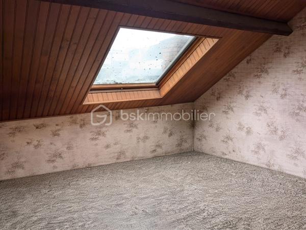 Maison de caractère construite en 1920, idéalement située en centre-ville dans un quartier pavillonnaire calme et recherché. Édifiée sur un terrain de 291 m², cette maison d’environ 85 m² habitables se développe sur deux niveaux et offre de beaux volumes avec six pièces, dont quatre chambres.

Le bien dispose également d’un sous-sol total, offrant de nombreuses possibilités de rangement, d’aménagement ou d’espace atelier. À l’extérieur, le jardin permet d’envisager la construction d’un box au fond de la parcelle.

Vous apprécierez son emplacement privilégié, proche des commerces, des écoles et des transports. Les lignes de bus sont accessibles rapidement et la gare RER D se situe à seulement deux arrêts.

Équipée d’un chauffage central au gaz, cette maison séduira les acquéreurs à la recherche d’un bien avec du potentiel. Des travaux sont à prévoir, laissant la possibilité de repenser les espaces selon vos envies.

Une belle opportunité pour une résidence principale familiale ou un projet d’investissement.
Prix : 243 000 €.


En partant sur un achat à 243 000 € avec environ 80 000 € de budget complémentaire (apport + travaux), voici une estimation réaliste pour vous donner une idée du projet.

Hypothèse de financement
Prix du bien : 243 000 €
Frais de notaire estimés : environ 18 000 €
Travaux estimés : environ 40 000 € à 50 000 €
Apport personnel : 80 000 €
Montant total du projet : environ 305 000 € à 315 000 €
Montant du prêt estimé : environ 225 000 € à 235 000 €

Estimation des mensualités
Sur une durée de 20 ans avec un taux autour de 3,7 % :

Mensualité estimée : environ 1 350 € à 1 450 € par mois assurance comprise.
Sur 25 ans :

Mensualité estimée : environ 1 150 € à 1 250 € par mois.
Estimation du loyer possible
Après rénovation, pour une maison de 85 m² avec 4 chambres dans un secteur proche RER D :

Loyer estimé en location familiale : environ 1 600 € à 1 900 € par mois.
En colocation selon la ville et l’état final : potentiel plus élevé.
Rentabilité approximative
Avec un loyer de 1 750 € :

Revenus annuels : environ 21 000 €
Rentabilité brute estimée : autour de 6 % à 7 % selon le coût final des travaux.
Le projet peut devenir intéressant si les travaux sont bien maîtrisés, surtout avec le potentiel du sous-sol total et la possibilité de construire un box.