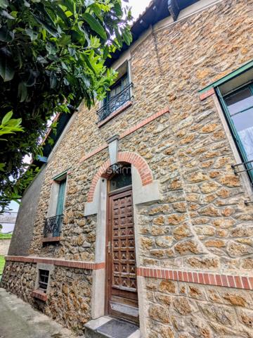 Maison de caractère construite en 1920, idéalement située en centre-ville dans un quartier pavillonnaire calme et recherché. Édifiée sur un terrain de 291 m², cette maison d’environ 85 m² habitables se développe sur deux niveaux et offre de beaux volumes avec six pièces, dont quatre chambres.

Le bien dispose également d’un sous-sol total, offrant de nombreuses possibilités de rangement, d’aménagement ou d’espace atelier. À l’extérieur, le jardin permet d’envisager la construction d’un box au fond de la parcelle.

Vous apprécierez son emplacement privilégié, proche des commerces, des écoles et des transports. Les lignes de bus sont accessibles rapidement et la gare RER D se situe à seulement deux arrêts.

Équipée d’un chauffage central au gaz, cette maison séduira les acquéreurs à la recherche d’un bien avec du potentiel. Des travaux sont à prévoir, laissant la possibilité de repenser les espaces selon vos envies.

Une belle opportunité pour une résidence principale familiale ou un projet d’investissement.
Prix : 243 000 €.


En partant sur un achat à 243 000 € avec environ 80 000 € de budget complémentaire (apport + travaux), voici une estimation réaliste pour vous donner une idée du projet.

Hypothèse de financement
Prix du bien : 243 000 €
Frais de notaire estimés : environ 18 000 €
Travaux estimés : environ 40 000 € à 50 000 €
Apport personnel : 80 000 €
Montant total du projet : environ 305 000 € à 315 000 €
Montant du prêt estimé : environ 225 000 € à 235 000 €

Estimation des mensualités
Sur une durée de 20 ans avec un taux autour de 3,7 % :

Mensualité estimée : environ 1 350 € à 1 450 € par mois assurance comprise.
Sur 25 ans :

Mensualité estimée : environ 1 150 € à 1 250 € par mois.
Estimation du loyer possible
Après rénovation, pour une maison de 85 m² avec 4 chambres dans un secteur proche RER D :

Loyer estimé en location familiale : environ 1 600 € à 1 900 € par mois.
En colocation selon la ville et l’état final : potentiel plus élevé.
Rentabilité approximative
Avec un loyer de 1 750 € :

Revenus annuels : environ 21 000 €
Rentabilité brute estimée : autour de 6 % à 7 % selon le coût final des travaux.
Le projet peut devenir intéressant si les travaux sont bien maîtrisés, surtout avec le potentiel du sous-sol total et la possibilité de construire un box.