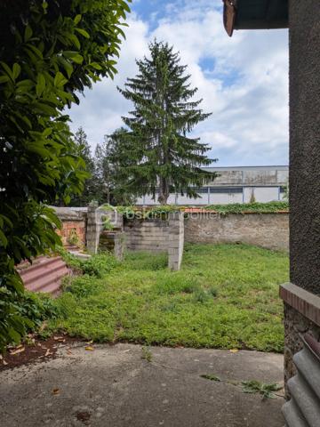 Maison de caractère construite en 1920, idéalement située en centre-ville dans un quartier pavillonnaire calme et recherché. Édifiée sur un terrain de 291 m², cette maison d’environ 85 m² habitables se développe sur deux niveaux et offre de beaux volumes avec six pièces, dont quatre chambres.

Le bien dispose également d’un sous-sol total, offrant de nombreuses possibilités de rangement, d’aménagement ou d’espace atelier. À l’extérieur, le jardin permet d’envisager la construction d’un box au fond de la parcelle.

Vous apprécierez son emplacement privilégié, proche des commerces, des écoles et des transports. Les lignes de bus sont accessibles rapidement et la gare RER D se situe à seulement deux arrêts.

Équipée d’un chauffage central au gaz, cette maison séduira les acquéreurs à la recherche d’un bien avec du potentiel. Des travaux sont à prévoir, laissant la possibilité de repenser les espaces selon vos envies.

Une belle opportunité pour une résidence principale familiale ou un projet d’investissement.
Prix : 243 000 €.


En partant sur un achat à 243 000 € avec environ 80 000 € de budget complémentaire (apport + travaux), voici une estimation réaliste pour vous donner une idée du projet.

Hypothèse de financement
Prix du bien : 243 000 €
Frais de notaire estimés : environ 18 000 €
Travaux estimés : environ 40 000 € à 50 000 €
Apport personnel : 80 000 €
Montant total du projet : environ 305 000 € à 315 000 €
Montant du prêt estimé : environ 225 000 € à 235 000 €

Estimation des mensualités
Sur une durée de 20 ans avec un taux autour de 3,7 % :

Mensualité estimée : environ 1 350 € à 1 450 € par mois assurance comprise.
Sur 25 ans :

Mensualité estimée : environ 1 150 € à 1 250 € par mois.
Estimation du loyer possible
Après rénovation, pour une maison de 85 m² avec 4 chambres dans un secteur proche RER D :

Loyer estimé en location familiale : environ 1 600 € à 1 900 € par mois.
En colocation selon la ville et l’état final : potentiel plus élevé.
Rentabilité approximative
Avec un loyer de 1 750 € :

Revenus annuels : environ 21 000 €
Rentabilité brute estimée : autour de 6 % à 7 % selon le coût final des travaux.
Le projet peut devenir intéressant si les travaux sont bien maîtrisés, surtout avec le potentiel du sous-sol total et la possibilité de construire un box.