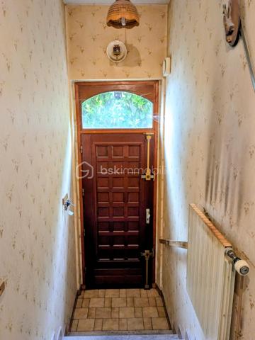 Maison de caractère construite en 1920, idéalement située en centre-ville dans un quartier pavillonnaire calme et recherché. Édifiée sur un terrain de 291 m², cette maison d’environ 85 m² habitables se développe sur deux niveaux et offre de beaux volumes avec six pièces, dont quatre chambres.

Le bien dispose également d’un sous-sol total, offrant de nombreuses possibilités de rangement, d’aménagement ou d’espace atelier. À l’extérieur, le jardin permet d’envisager la construction d’un box au fond de la parcelle.

Vous apprécierez son emplacement privilégié, proche des commerces, des écoles et des transports. Les lignes de bus sont accessibles rapidement et la gare RER D se situe à seulement deux arrêts.

Équipée d’un chauffage central au gaz, cette maison séduira les acquéreurs à la recherche d’un bien avec du potentiel. Des travaux sont à prévoir, laissant la possibilité de repenser les espaces selon vos envies.

Une belle opportunité pour une résidence principale familiale ou un projet d’investissement.
Prix : 243 000 €.


En partant sur un achat à 243 000 € avec environ 80 000 € de budget complémentaire (apport + travaux), voici une estimation réaliste pour vous donner une idée du projet.

Hypothèse de financement
Prix du bien : 243 000 €
Frais de notaire estimés : environ 18 000 €
Travaux estimés : environ 40 000 € à 50 000 €
Apport personnel : 80 000 €
Montant total du projet : environ 305 000 € à 315 000 €
Montant du prêt estimé : environ 225 000 € à 235 000 €

Estimation des mensualités
Sur une durée de 20 ans avec un taux autour de 3,7 % :

Mensualité estimée : environ 1 350 € à 1 450 € par mois assurance comprise.
Sur 25 ans :

Mensualité estimée : environ 1 150 € à 1 250 € par mois.
Estimation du loyer possible
Après rénovation, pour une maison de 85 m² avec 4 chambres dans un secteur proche RER D :

Loyer estimé en location familiale : environ 1 600 € à 1 900 € par mois.
En colocation selon la ville et l’état final : potentiel plus élevé.
Rentabilité approximative
Avec un loyer de 1 750 € :

Revenus annuels : environ 21 000 €
Rentabilité brute estimée : autour de 6 % à 7 % selon le coût final des travaux.
Le projet peut devenir intéressant si les travaux sont bien maîtrisés, surtout avec le potentiel du sous-sol total et la possibilité de construire un box.