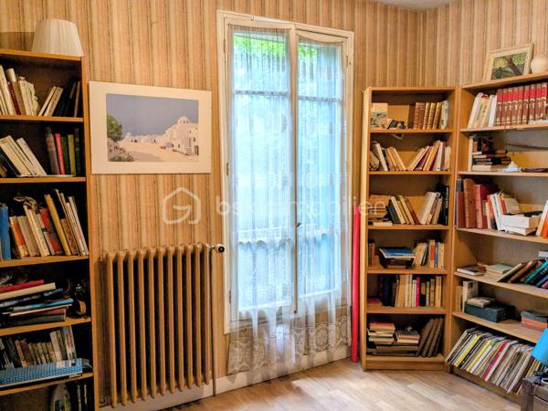 Maison de caractère construite en 1920, idéalement située en centre-ville dans un quartier pavillonnaire calme et recherché. Édifiée sur un terrain de 291 m², cette maison d’environ 85 m² habitables se développe sur deux niveaux et offre de beaux volumes avec six pièces, dont quatre chambres.

Le bien dispose également d’un sous-sol total, offrant de nombreuses possibilités de rangement, d’aménagement ou d’espace atelier. À l’extérieur, le jardin permet d’envisager la construction d’un box au fond de la parcelle.

Vous apprécierez son emplacement privilégié, proche des commerces, des écoles et des transports. Les lignes de bus sont accessibles rapidement et la gare RER D se situe à seulement deux arrêts.

Équipée d’un chauffage central au gaz, cette maison séduira les acquéreurs à la recherche d’un bien avec du potentiel. Des travaux sont à prévoir, laissant la possibilité de repenser les espaces selon vos envies.

Une belle opportunité pour une résidence principale familiale ou un projet d’investissement.
Prix : 243 000 €.


En partant sur un achat à 243 000 € avec environ 80 000 € de budget complémentaire (apport + travaux), voici une estimation réaliste pour vous donner une idée du projet.

Hypothèse de financement
Prix du bien : 243 000 €
Frais de notaire estimés : environ 18 000 €
Travaux estimés : environ 40 000 € à 50 000 €
Apport personnel : 80 000 €
Montant total du projet : environ 305 000 € à 315 000 €
Montant du prêt estimé : environ 225 000 € à 235 000 €

Estimation des mensualités
Sur une durée de 20 ans avec un taux autour de 3,7 % :

Mensualité estimée : environ 1 350 € à 1 450 € par mois assurance comprise.
Sur 25 ans :

Mensualité estimée : environ 1 150 € à 1 250 € par mois.
Estimation du loyer possible
Après rénovation, pour une maison de 85 m² avec 4 chambres dans un secteur proche RER D :

Loyer estimé en location familiale : environ 1 600 € à 1 900 € par mois.
En colocation selon la ville et l’état final : potentiel plus élevé.
Rentabilité approximative
Avec un loyer de 1 750 € :

Revenus annuels : environ 21 000 €
Rentabilité brute estimée : autour de 6 % à 7 % selon le coût final des travaux.
Le projet peut devenir intéressant si les travaux sont bien maîtrisés, surtout avec le potentiel du sous-sol total et la possibilité de construire un box.