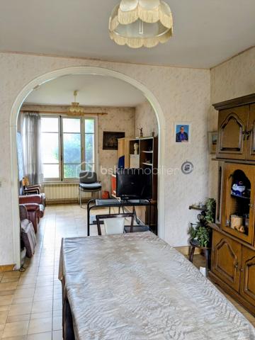 Maison de caractère construite en 1920, idéalement située en centre-ville dans un quartier pavillonnaire calme et recherché. Édifiée sur un terrain de 291 m², cette maison d’environ 85 m² habitables se développe sur deux niveaux et offre de beaux volumes avec six pièces, dont quatre chambres.

Le bien dispose également d’un sous-sol total, offrant de nombreuses possibilités de rangement, d’aménagement ou d’espace atelier. À l’extérieur, le jardin permet d’envisager la construction d’un box au fond de la parcelle.

Vous apprécierez son emplacement privilégié, proche des commerces, des écoles et des transports. Les lignes de bus sont accessibles rapidement et la gare RER D se situe à seulement deux arrêts.

Équipée d’un chauffage central au gaz, cette maison séduira les acquéreurs à la recherche d’un bien avec du potentiel. Des travaux sont à prévoir, laissant la possibilité de repenser les espaces selon vos envies.

Une belle opportunité pour une résidence principale familiale ou un projet d’investissement.
Prix : 243 000 €.


En partant sur un achat à 243 000 € avec environ 80 000 € de budget complémentaire (apport + travaux), voici une estimation réaliste pour vous donner une idée du projet.

Hypothèse de financement
Prix du bien : 243 000 €
Frais de notaire estimés : environ 18 000 €
Travaux estimés : environ 40 000 € à 50 000 €
Apport personnel : 80 000 €
Montant total du projet : environ 305 000 € à 315 000 €
Montant du prêt estimé : environ 225 000 € à 235 000 €

Estimation des mensualités
Sur une durée de 20 ans avec un taux autour de 3,7 % :

Mensualité estimée : environ 1 350 € à 1 450 € par mois assurance comprise.
Sur 25 ans :

Mensualité estimée : environ 1 150 € à 1 250 € par mois.
Estimation du loyer possible
Après rénovation, pour une maison de 85 m² avec 4 chambres dans un secteur proche RER D :

Loyer estimé en location familiale : environ 1 600 € à 1 900 € par mois.
En colocation selon la ville et l’état final : potentiel plus élevé.
Rentabilité approximative
Avec un loyer de 1 750 € :

Revenus annuels : environ 21 000 €
Rentabilité brute estimée : autour de 6 % à 7 % selon le coût final des travaux.
Le projet peut devenir intéressant si les travaux sont bien maîtrisés, surtout avec le potentiel du sous-sol total et la possibilité de construire un box.