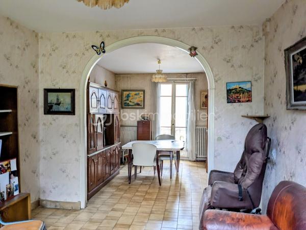 Maison de caractère construite en 1920, idéalement située en centre-ville dans un quartier pavillonnaire calme et recherché. Édifiée sur un terrain de 291 m², cette maison d’environ 85 m² habitables se développe sur deux niveaux et offre de beaux volumes avec six pièces, dont quatre chambres.

Le bien dispose également d’un sous-sol total, offrant de nombreuses possibilités de rangement, d’aménagement ou d’espace atelier. À l’extérieur, le jardin permet d’envisager la construction d’un box au fond de la parcelle.

Vous apprécierez son emplacement privilégié, proche des commerces, des écoles et des transports. Les lignes de bus sont accessibles rapidement et la gare RER D se situe à seulement deux arrêts.

Équipée d’un chauffage central au gaz, cette maison séduira les acquéreurs à la recherche d’un bien avec du potentiel. Des travaux sont à prévoir, laissant la possibilité de repenser les espaces selon vos envies.

Une belle opportunité pour une résidence principale familiale ou un projet d’investissement.
Prix : 243 000 €.


En partant sur un achat à 243 000 € avec environ 80 000 € de budget complémentaire (apport + travaux), voici une estimation réaliste pour vous donner une idée du projet.

Hypothèse de financement
Prix du bien : 243 000 €
Frais de notaire estimés : environ 18 000 €
Travaux estimés : environ 40 000 € à 50 000 €
Apport personnel : 80 000 €
Montant total du projet : environ 305 000 € à 315 000 €
Montant du prêt estimé : environ 225 000 € à 235 000 €

Estimation des mensualités
Sur une durée de 20 ans avec un taux autour de 3,7 % :

Mensualité estimée : environ 1 350 € à 1 450 € par mois assurance comprise.
Sur 25 ans :

Mensualité estimée : environ 1 150 € à 1 250 € par mois.
Estimation du loyer possible
Après rénovation, pour une maison de 85 m² avec 4 chambres dans un secteur proche RER D :

Loyer estimé en location familiale : environ 1 600 € à 1 900 € par mois.
En colocation selon la ville et l’état final : potentiel plus élevé.
Rentabilité approximative
Avec un loyer de 1 750 € :

Revenus annuels : environ 21 000 €
Rentabilité brute estimée : autour de 6 % à 7 % selon le coût final des travaux.
Le projet peut devenir intéressant si les travaux sont bien maîtrisés, surtout avec le potentiel du sous-sol total et la possibilité de construire un box.