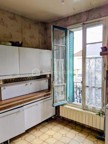 Maison de caractère construite en 1920, idéalement située en centre-ville dans un quartier pavillonnaire calme et recherché. Édifiée sur un terrain de 291 m², cette maison d’environ 85 m² habitables se développe sur deux niveaux et offre de beaux volumes avec six pièces, dont quatre chambres.

Le bien dispose également d’un sous-sol total, offrant de nombreuses possibilités de rangement, d’aménagement ou d’espace atelier. À l’extérieur, le jardin permet d’envisager la construction d’un box au fond de la parcelle.

Vous apprécierez son emplacement privilégié, proche des commerces, des écoles et des transports. Les lignes de bus sont accessibles rapidement et la gare RER D se situe à seulement deux arrêts.

Équipée d’un chauffage central au gaz, cette maison séduira les acquéreurs à la recherche d’un bien avec du potentiel. Des travaux sont à prévoir, laissant la possibilité de repenser les espaces selon vos envies.

Une belle opportunité pour une résidence principale familiale ou un projet d’investissement.
Prix : 243 000 €.


En partant sur un achat à 243 000 € avec environ 80 000 € de budget complémentaire (apport + travaux), voici une estimation réaliste pour vous donner une idée du projet.

Hypothèse de financement
Prix du bien : 243 000 €
Frais de notaire estimés : environ 18 000 €
Travaux estimés : environ 40 000 € à 50 000 €
Apport personnel : 80 000 €
Montant total du projet : environ 305 000 € à 315 000 €
Montant du prêt estimé : environ 225 000 € à 235 000 €

Estimation des mensualités
Sur une durée de 20 ans avec un taux autour de 3,7 % :

Mensualité estimée : environ 1 350 € à 1 450 € par mois assurance comprise.
Sur 25 ans :

Mensualité estimée : environ 1 150 € à 1 250 € par mois.
Estimation du loyer possible
Après rénovation, pour une maison de 85 m² avec 4 chambres dans un secteur proche RER D :

Loyer estimé en location familiale : environ 1 600 € à 1 900 € par mois.
En colocation selon la ville et l’état final : potentiel plus élevé.
Rentabilité approximative
Avec un loyer de 1 750 € :

Revenus annuels : environ 21 000 €
Rentabilité brute estimée : autour de 6 % à 7 % selon le coût final des travaux.
Le projet peut devenir intéressant si les travaux sont bien maîtrisés, surtout avec le potentiel du sous-sol total et la possibilité de construire un box.