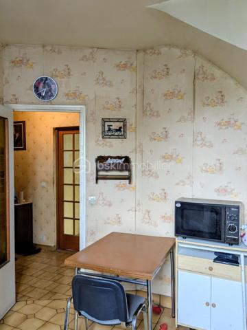 Maison de caractère construite en 1920, idéalement située en centre-ville dans un quartier pavillonnaire calme et recherché. Édifiée sur un terrain de 291 m², cette maison d’environ 85 m² habitables se développe sur deux niveaux et offre de beaux volumes avec six pièces, dont quatre chambres.

Le bien dispose également d’un sous-sol total, offrant de nombreuses possibilités de rangement, d’aménagement ou d’espace atelier. À l’extérieur, le jardin permet d’envisager la construction d’un box au fond de la parcelle.

Vous apprécierez son emplacement privilégié, proche des commerces, des écoles et des transports. Les lignes de bus sont accessibles rapidement et la gare RER D se situe à seulement deux arrêts.

Équipée d’un chauffage central au gaz, cette maison séduira les acquéreurs à la recherche d’un bien avec du potentiel. Des travaux sont à prévoir, laissant la possibilité de repenser les espaces selon vos envies.

Une belle opportunité pour une résidence principale familiale ou un projet d’investissement.
Prix : 243 000 €.


En partant sur un achat à 243 000 € avec environ 80 000 € de budget complémentaire (apport + travaux), voici une estimation réaliste pour vous donner une idée du projet.

Hypothèse de financement
Prix du bien : 243 000 €
Frais de notaire estimés : environ 18 000 €
Travaux estimés : environ 40 000 € à 50 000 €
Apport personnel : 80 000 €
Montant total du projet : environ 305 000 € à 315 000 €
Montant du prêt estimé : environ 225 000 € à 235 000 €

Estimation des mensualités
Sur une durée de 20 ans avec un taux autour de 3,7 % :

Mensualité estimée : environ 1 350 € à 1 450 € par mois assurance comprise.
Sur 25 ans :

Mensualité estimée : environ 1 150 € à 1 250 € par mois.
Estimation du loyer possible
Après rénovation, pour une maison de 85 m² avec 4 chambres dans un secteur proche RER D :

Loyer estimé en location familiale : environ 1 600 € à 1 900 € par mois.
En colocation selon la ville et l’état final : potentiel plus élevé.
Rentabilité approximative
Avec un loyer de 1 750 € :

Revenus annuels : environ 21 000 €
Rentabilité brute estimée : autour de 6 % à 7 % selon le coût final des travaux.
Le projet peut devenir intéressant si les travaux sont bien maîtrisés, surtout avec le potentiel du sous-sol total et la possibilité de construire un box.