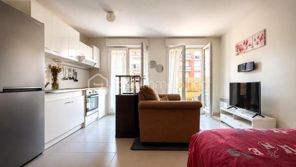 * INVESTISSEMENT CLÉ EN MAIN *

Découvrez ce studio de 30,86 m², situé au sein d’une résidence sécurisée de 2009, comprenant :

• Entrée indépendante
• Pièce de vie LUMINEUSE avec cuisine de 20,15 m²
• Salle d’eau avec WC
• Jardin privatif d’environ 20 m² (côté cour intérieure)
• Place de stationnement privative

• Locataire en place depuis 2019
• Loyer : 632,70 € HC / mois
• Rentabilité brute : 5,35 %
• DPE C
• Aucune anomalie électrique

À proximité immédiate des commerces, des transports et des principaux axes routiers (A4 – Francilienne), dans un secteur recherché de Pontault-Combault.

Conseillère ouverte à l’inter cabinet.