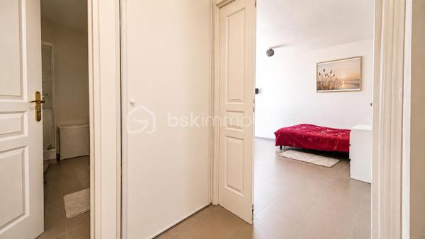 * INVESTISSEMENT CLÉ EN MAIN *

Découvrez ce studio de 30,86 m², situé au sein d’une résidence sécurisée de 2009, comprenant :

• Entrée indépendante
• Pièce de vie LUMINEUSE avec cuisine de 20,15 m²
• Salle d’eau avec WC
• Jardin privatif d’environ 20 m² (côté cour intérieure)
• Place de stationnement privative

• Locataire en place depuis 2019
• Loyer : 632,70 € HC / mois
• Rentabilité brute : 5,35 %
• DPE C
• Aucune anomalie électrique

À proximité immédiate des commerces, des transports et des principaux axes routiers (A4 – Francilienne), dans un secteur recherché de Pontault-Combault.

Conseillère ouverte à l’inter cabinet.