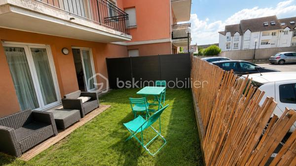 * INVESTISSEMENT CLÉ EN MAIN *

Découvrez ce studio de 30,86 m², situé au sein d’une résidence sécurisée de 2009, comprenant :

• Entrée indépendante
• Pièce de vie LUMINEUSE avec cuisine de 20,15 m²
• Salle d’eau avec WC
• Jardin privatif d’environ 20 m² (côté cour intérieure)
• Place de stationnement privative

• Locataire en place depuis 2019
• Loyer : 632,70 € HC / mois
• Rentabilité brute : 5,35 %
• DPE C
• Aucune anomalie électrique

À proximité immédiate des commerces, des transports et des principaux axes routiers (A4 – Francilienne), dans un secteur recherché de Pontault-Combault.

Conseillère ouverte à l’inter cabinet.