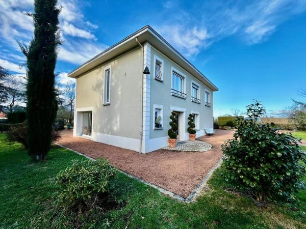 COMMELLE VERNAY - MAISON d’environ 270 m² sur 5 637 m² de TERRAIN clos et arboré - DÉPENDANCES