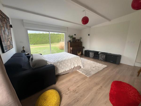 COMMELLE VERNAY - MAISON d’environ 270 m² sur 5 637 m² de TERRAIN clos et arboré - DÉPENDANCES