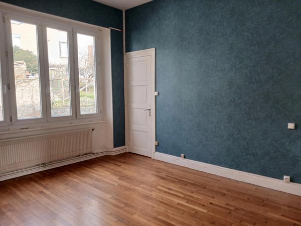🏡 Appartement 3 pièces – Terrasse avec vue exceptionnelle – Thiers – 69 000 €