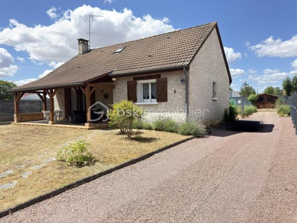 Emplacement recherché pour les familles : vos enfants peuvent suivre toute leur scolarité sur place, de la maternelle au lycée, avec des établissements supérieurs accessibles rapidement. Maison très soignée, prête à habiter, avec sous‑sol complet offrant une belle pièce idéale pour un ado.
Construite en 1982, cette maison offre environ 114 m² habitables, dans un état d’entretien irréprochable. Le rez‑de‑chaussée propose un vaste salon séjour lumineux avec cheminée, ouvert sur la terrasse, ainsi qu’une cuisine conviviale et un hall d’entrée permettant un accueil confortable.
L’espace nuit comprend trois chambres de bonne taille, dont certaines avec rangements, une salle d’eau fonctionnelle et un WC séparé. L’ensemble (sols, peintures, menuiseries) est particulièrement soigné, permettant une installation immédiate sans travaux lourds.
Sous‑sol et pièce pour ado
En dessous, un sous‑sol complet offre un grand garage, buanderie, rangements et une pièce habitable déjà aménagée. Cette pièce, chauffée et éclairée, pourra facilement devenir une superbe chambre d’ado, un espace de jeu ou un bureau indépendant, à l’écart du séjour principal, pour plus d’autonomie au quotidien.
Confort et prestations
La maison est chauffée par des radiateurs électriques, avec une installation entretenue et une isolation soignée (combles et menuiseries à vérifier sur place). L’état général est très propre, ce qui garantit une transition sereine pour les futurs propriétaires.
Extérieurs et environnement
Les abords sont à l’image de l’intérieur : particulièrement bien tenus, avec allée permettant de stationner plusieurs véhicules, accès au garage, jardin entretenu et terrasse agréable pour profiter des beaux jours. Le quartier, calme et résidentiel, reste proche des commerces, services et transports, ce qui en fait un cadre de vie recherché pour les familles.
Vous recherchez une maison soignée, fonctionnelle, avec sous‑sol complet et une pièce parfaite pour accueillir un ado ou un bureau indépendant, à deux pas de toutes les écoles ? Contactez‑moi pour organiser une visite et découvrir ce pavillon familial dans les meilleures conditions.
Visite virtuelle disponible