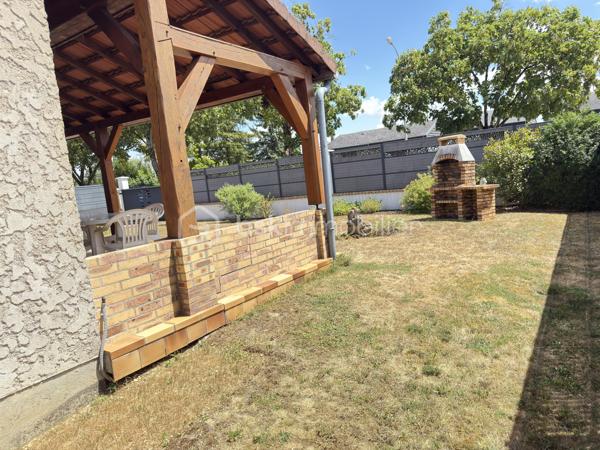 Emplacement recherché pour les familles : vos enfants peuvent suivre toute leur scolarité sur place, de la maternelle au lycée, avec des établissements supérieurs accessibles rapidement. Maison très soignée, prête à habiter, avec sous‑sol complet offrant une belle pièce idéale pour un ado.
Construite en 1982, cette maison offre environ 114 m² habitables, dans un état d’entretien irréprochable. Le rez‑de‑chaussée propose un vaste salon séjour lumineux avec cheminée, ouvert sur la terrasse, ainsi qu’une cuisine conviviale et un hall d’entrée permettant un accueil confortable.
L’espace nuit comprend trois chambres de bonne taille, dont certaines avec rangements, une salle d’eau fonctionnelle et un WC séparé. L’ensemble (sols, peintures, menuiseries) est particulièrement soigné, permettant une installation immédiate sans travaux lourds.
Sous‑sol et pièce pour ado
En dessous, un sous‑sol complet offre un grand garage, buanderie, rangements et une pièce habitable déjà aménagée. Cette pièce, chauffée et éclairée, pourra facilement devenir une superbe chambre d’ado, un espace de jeu ou un bureau indépendant, à l’écart du séjour principal, pour plus d’autonomie au quotidien.
Confort et prestations
La maison est chauffée par des radiateurs électriques, avec une installation entretenue et une isolation soignée (combles et menuiseries à vérifier sur place). L’état général est très propre, ce qui garantit une transition sereine pour les futurs propriétaires.
Extérieurs et environnement
Les abords sont à l’image de l’intérieur : particulièrement bien tenus, avec allée permettant de stationner plusieurs véhicules, accès au garage, jardin entretenu et terrasse agréable pour profiter des beaux jours. Le quartier, calme et résidentiel, reste proche des commerces, services et transports, ce qui en fait un cadre de vie recherché pour les familles.
Vous recherchez une maison soignée, fonctionnelle, avec sous‑sol complet et une pièce parfaite pour accueillir un ado ou un bureau indépendant, à deux pas de toutes les écoles ? Contactez‑moi pour organiser une visite et découvrir ce pavillon familial dans les meilleures conditions.
Visite virtuelle disponible