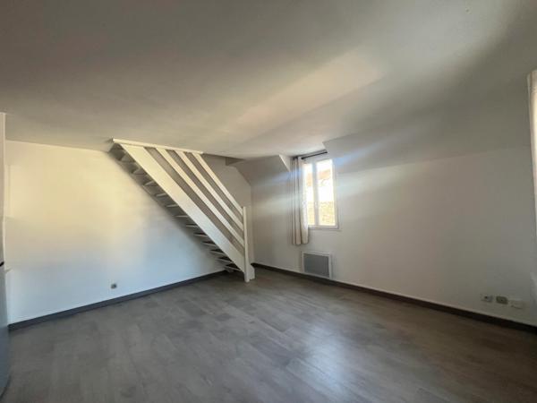 Bel appartement F2 + mezzanine d'une superficie de 56m²