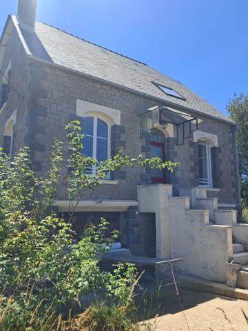 Maison ancienne Hémonstoir 87 m² A louer, sur la commune d'Hémonstoir, à 10 minutes de LOUDEAC (22600) belle maison en pierre entièrement rénovée comprenant : une entrée, une belle pièce de vie avec cheminée insert et bow window, coin cuisine aménagée et équipée, accès à la véranda, une chambre, une salle de bains et un WC. A l'étage 2 chambres et une salle d'eau avec WC. Sous-sol total. Chauffage par pompe à chaleur. Terrain autour de la maison d'une superficie de 1368 m². Loyer mensuel 850,00 € + 45,00 € de charges (ordures ménagères, entretien pompe à chaleur et ramonage cheminée insert). Honoraires à la charge du locataire : 510,00 € TTC. Libre le 15/10/2026