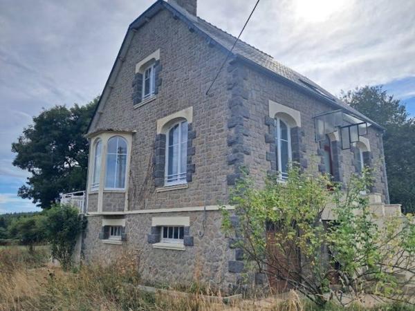 Maison ancienne Hémonstoir 87 m² A louer, sur la commune d'Hémonstoir, à 10 minutes de LOUDEAC (22600) belle maison en pierre entièrement rénovée comprenant : une entrée, une belle pièce de vie avec cheminée insert et bow window, coin cuisine aménagée et équipée, accès à la véranda, une chambre, une salle de bains et un WC. A l'étage 2 chambres et une salle d'eau avec WC. Sous-sol total. Chauffage par pompe à chaleur. Terrain autour de la maison d'une superficie de 1368 m². Loyer mensuel 850,00 € + 45,00 € de charges (ordures ménagères, entretien pompe à chaleur et ramonage cheminée insert). Honoraires à la charge du locataire : 510,00 € TTC. Libre le 15/10/2026