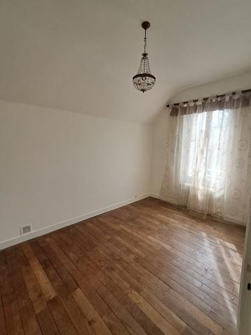 Maison ancienne Hémonstoir 87 m² A louer, sur la commune d'Hémonstoir, à 10 minutes de LOUDEAC (22600) belle maison en pierre entièrement rénovée comprenant : une entrée, une belle pièce de vie avec cheminée insert et bow window, coin cuisine aménagée et équipée, accès à la véranda, une chambre, une salle de bains et un WC. A l'étage 2 chambres et une salle d'eau avec WC. Sous-sol total. Chauffage par pompe à chaleur. Terrain autour de la maison d'une superficie de 1368 m². Loyer mensuel 850,00 € + 45,00 € de charges (ordures ménagères, entretien pompe à chaleur et ramonage cheminée insert). Honoraires à la charge du locataire : 510,00 € TTC. Libre le 15/10/2026