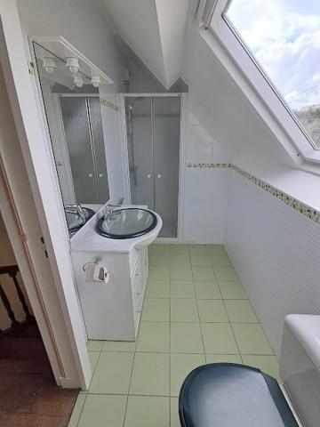 Maison ancienne Hémonstoir 87 m² A louer, sur la commune d'Hémonstoir, à 10 minutes de LOUDEAC (22600) belle maison en pierre entièrement rénovée comprenant : une entrée, une belle pièce de vie avec cheminée insert et bow window, coin cuisine aménagée et équipée, accès à la véranda, une chambre, une salle de bains et un WC. A l'étage 2 chambres et une salle d'eau avec WC. Sous-sol total. Chauffage par pompe à chaleur. Terrain autour de la maison d'une superficie de 1368 m². Loyer mensuel 850,00 € + 45,00 € de charges (ordures ménagères, entretien pompe à chaleur et ramonage cheminée insert). Honoraires à la charge du locataire : 510,00 € TTC. Libre le 15/10/2026