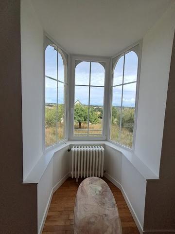 Maison ancienne Hémonstoir 87 m² A louer, sur la commune d'Hémonstoir, à 10 minutes de LOUDEAC (22600) belle maison en pierre entièrement rénovée comprenant : une entrée, une belle pièce de vie avec cheminée insert et bow window, coin cuisine aménagée et équipée, accès à la véranda, une chambre, une salle de bains et un WC. A l'étage 2 chambres et une salle d'eau avec WC. Sous-sol total. Chauffage par pompe à chaleur. Terrain autour de la maison d'une superficie de 1368 m². Loyer mensuel 850,00 € + 45,00 € de charges (ordures ménagères, entretien pompe à chaleur et ramonage cheminée insert). Honoraires à la charge du locataire : 510,00 € TTC. Libre le 15/10/2026