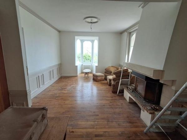 Maison ancienne Hémonstoir 87 m² A louer, sur la commune d'Hémonstoir, à 10 minutes de LOUDEAC (22600) belle maison en pierre entièrement rénovée comprenant : une entrée, une belle pièce de vie avec cheminée insert et bow window, coin cuisine aménagée et équipée, accès à la véranda, une chambre, une salle de bains et un WC. A l'étage 2 chambres et une salle d'eau avec WC. Sous-sol total. Chauffage par pompe à chaleur. Terrain autour de la maison d'une superficie de 1368 m². Loyer mensuel 850,00 € + 45,00 € de charges (ordures ménagères, entretien pompe à chaleur et ramonage cheminée insert). Honoraires à la charge du locataire : 510,00 € TTC. Libre le 15/10/2026