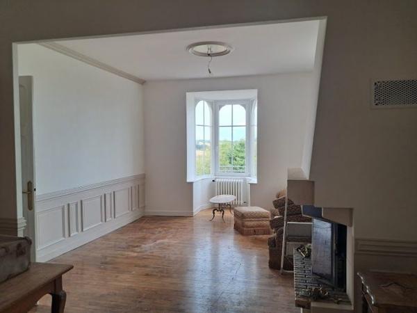 Maison ancienne Hémonstoir 87 m² A louer, sur la commune d'Hémonstoir, à 10 minutes de LOUDEAC (22600) belle maison en pierre entièrement rénovée comprenant : une entrée, une belle pièce de vie avec cheminée insert et bow window, coin cuisine aménagée et équipée, accès à la véranda, une chambre, une salle de bains et un WC. A l'étage 2 chambres et une salle d'eau avec WC. Sous-sol total. Chauffage par pompe à chaleur. Terrain autour de la maison d'une superficie de 1368 m². Loyer mensuel 850,00 € + 45,00 € de charges (ordures ménagères, entretien pompe à chaleur et ramonage cheminée insert). Honoraires à la charge du locataire : 510,00 € TTC. Libre le 15/10/2026