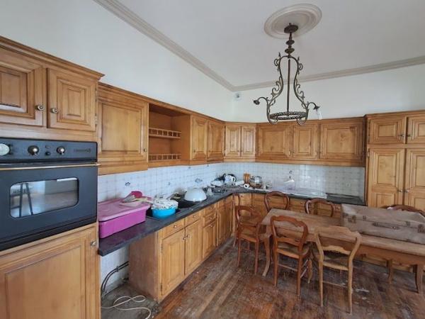 Maison ancienne Hémonstoir 87 m² A louer, sur la commune d'Hémonstoir, à 10 minutes de LOUDEAC (22600) belle maison en pierre entièrement rénovée comprenant : une entrée, une belle pièce de vie avec cheminée insert et bow window, coin cuisine aménagée et équipée, accès à la véranda, une chambre, une salle de bains et un WC. A l'étage 2 chambres et une salle d'eau avec WC. Sous-sol total. Chauffage par pompe à chaleur. Terrain autour de la maison d'une superficie de 1368 m². Loyer mensuel 850,00 € + 45,00 € de charges (ordures ménagères, entretien pompe à chaleur et ramonage cheminée insert). Honoraires à la charge du locataire : 510,00 € TTC. Libre le 15/10/2026